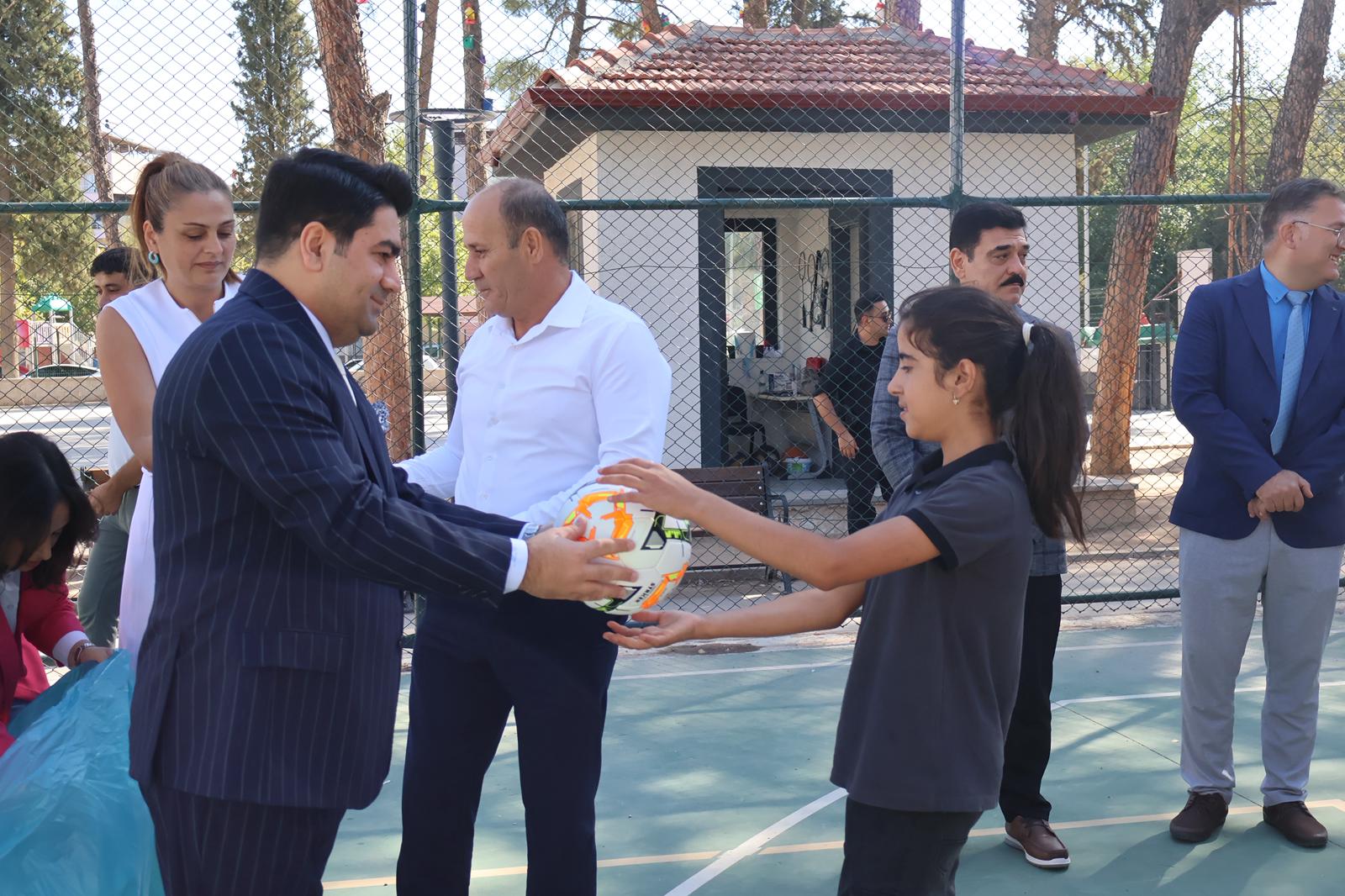 Belediye’den Öğrencilere Spor Malzemesi Desteği (17)