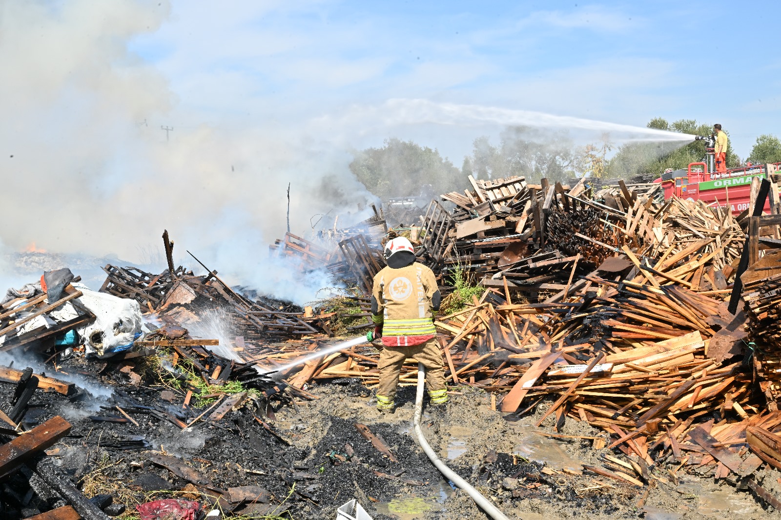 Palet Fabrikasındaki Yangın Kontrol Altına Alındı (2)