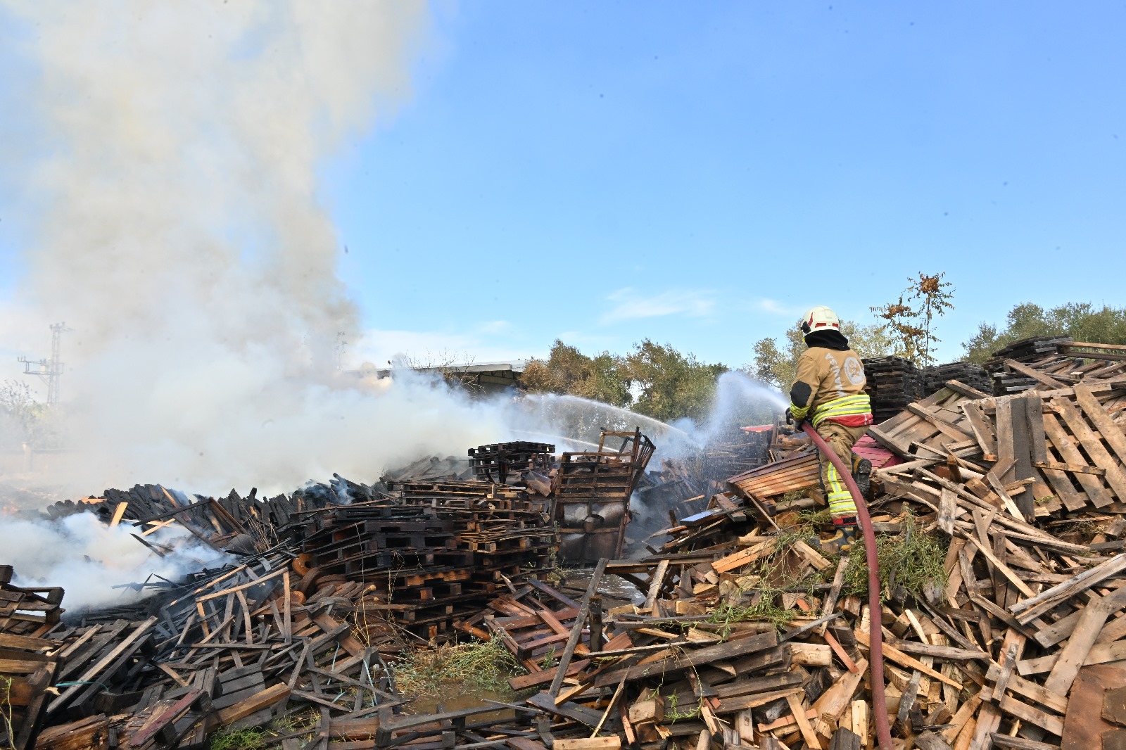 Palet Fabrikasındaki Yangın Kontrol Altına Alındı (3)