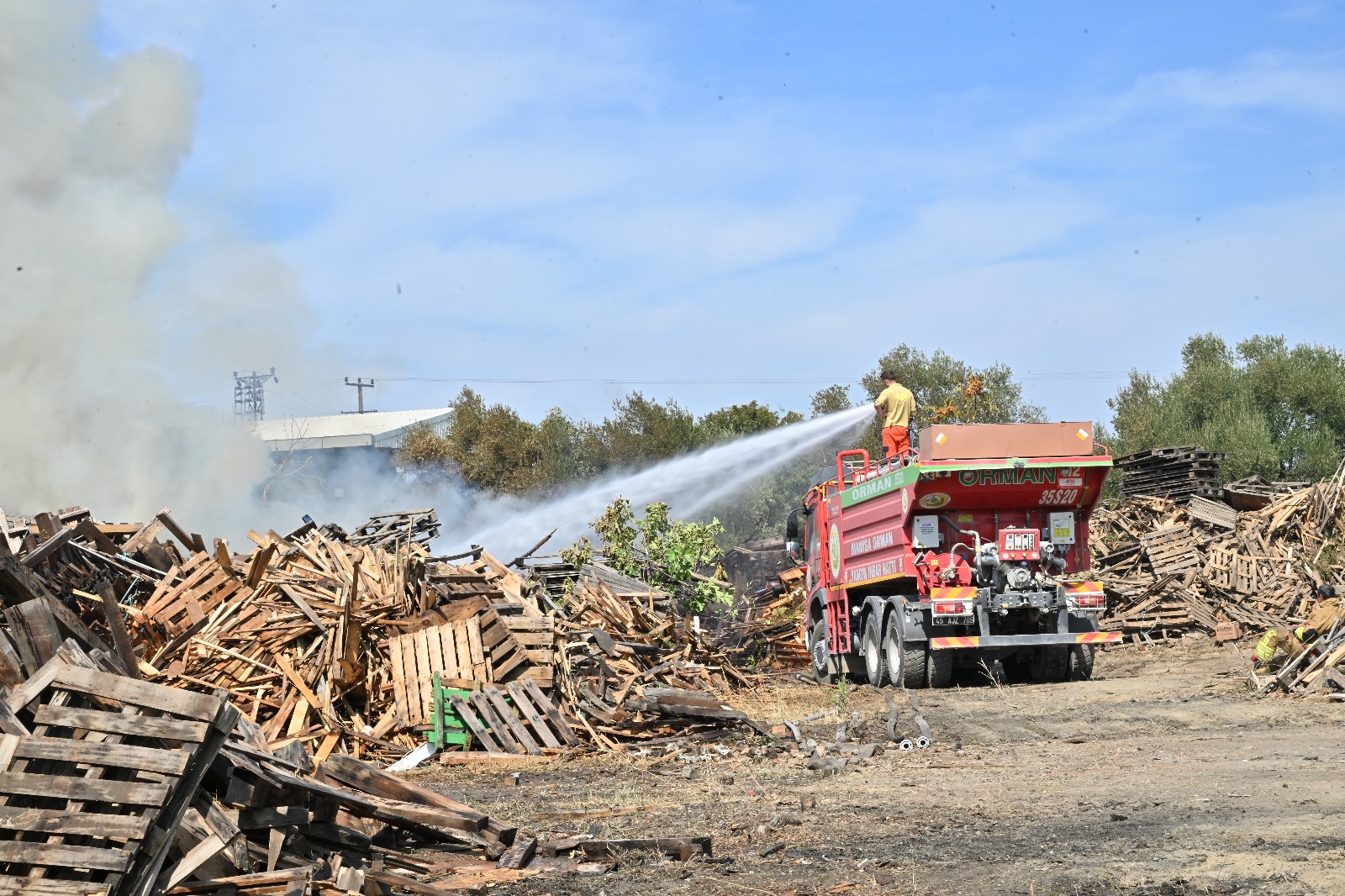 Palet Fabrikasındaki Yangın Kontrol Altına Alındı (5)