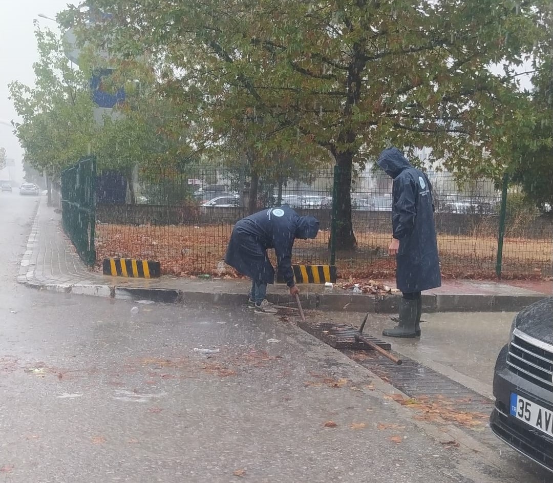 Büyükşehir Ve Maski̇ Ekipleri Yağmur Için Sahada (1)