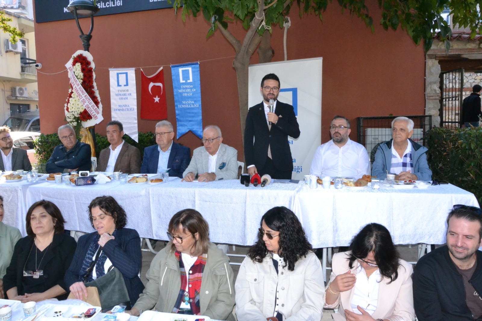 Manisa’da Dünya Mimarlık Günü Duygusal Anlarla Kutlandı (1)