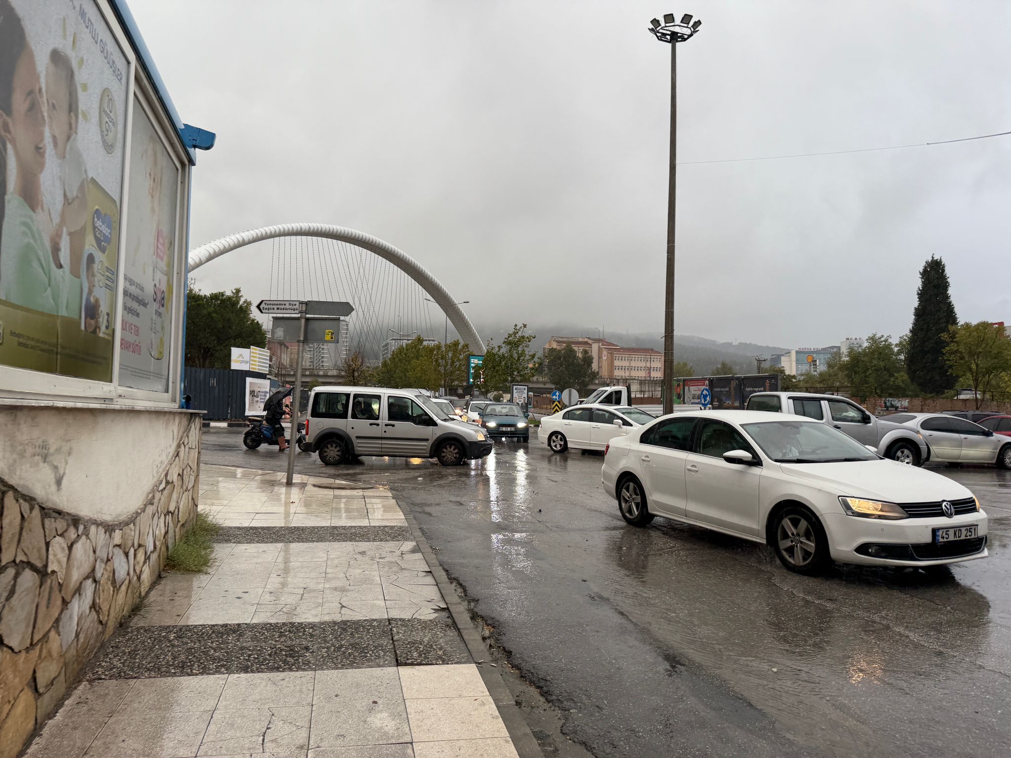 Manisa’da Yağmurun Promosyonu Trafik Çilesi (1)-1