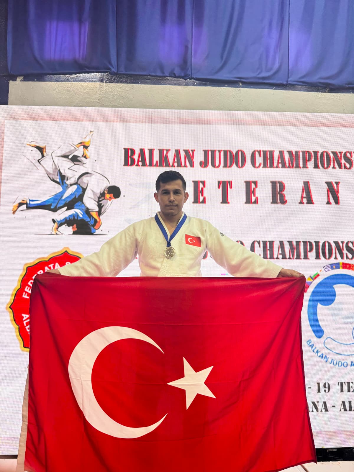 Manisa’da çifte gurur: Veteran sporcu Necati Güven madalyaları topladı