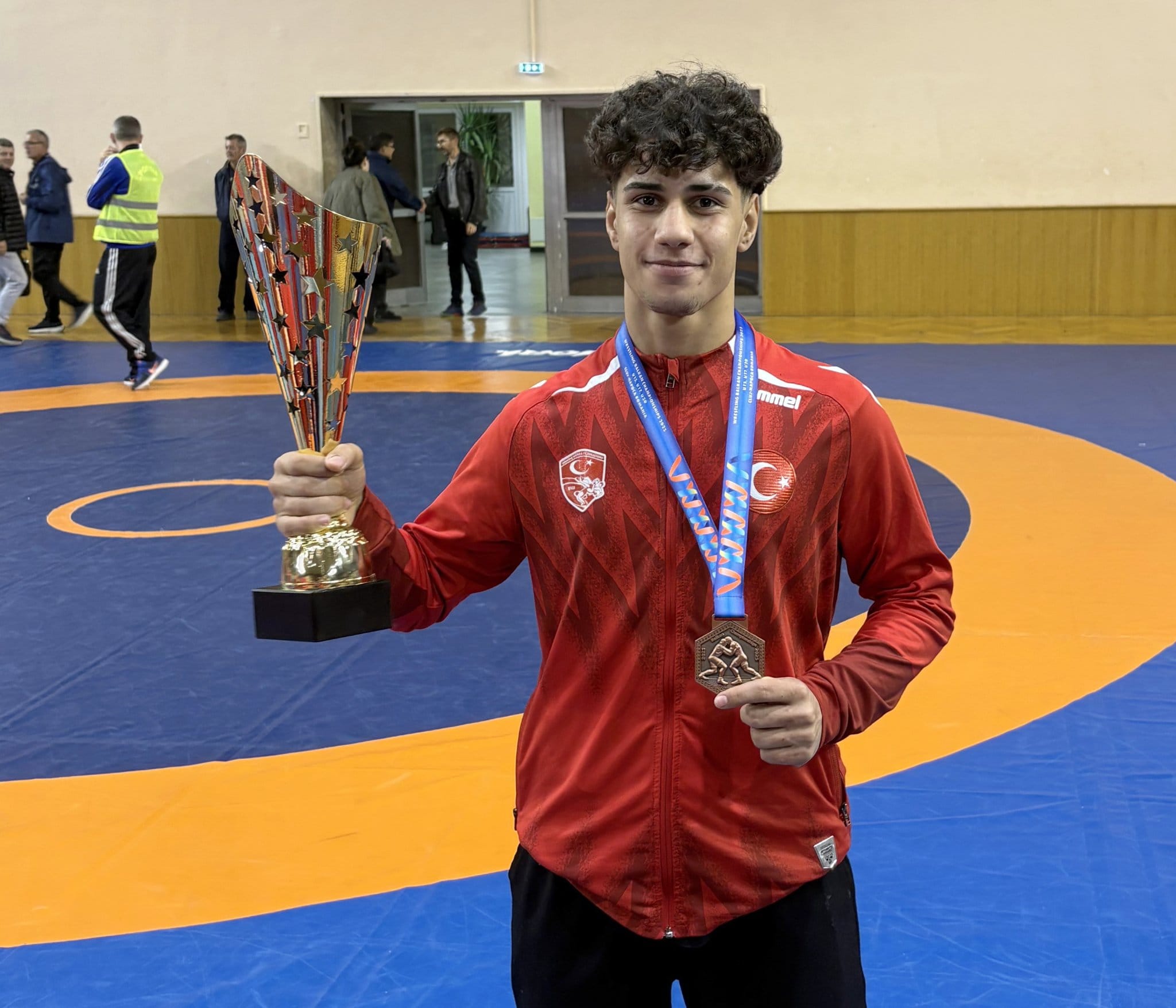 Manisa'da yeni bir yıldız yükseliyor: Milli güreşçiden Balkanlarda bronz madalya 