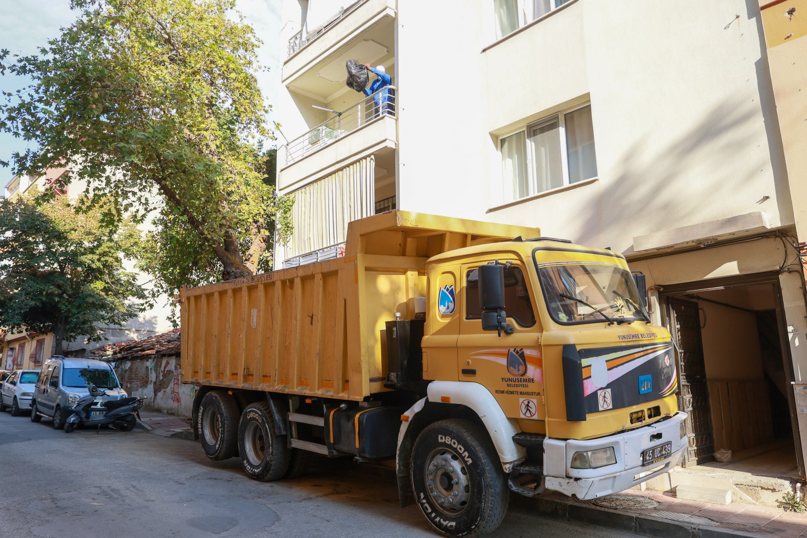 Manisa’da sıcak karşılaşma: Otostop çeken öğrencilere başkan sürprizi