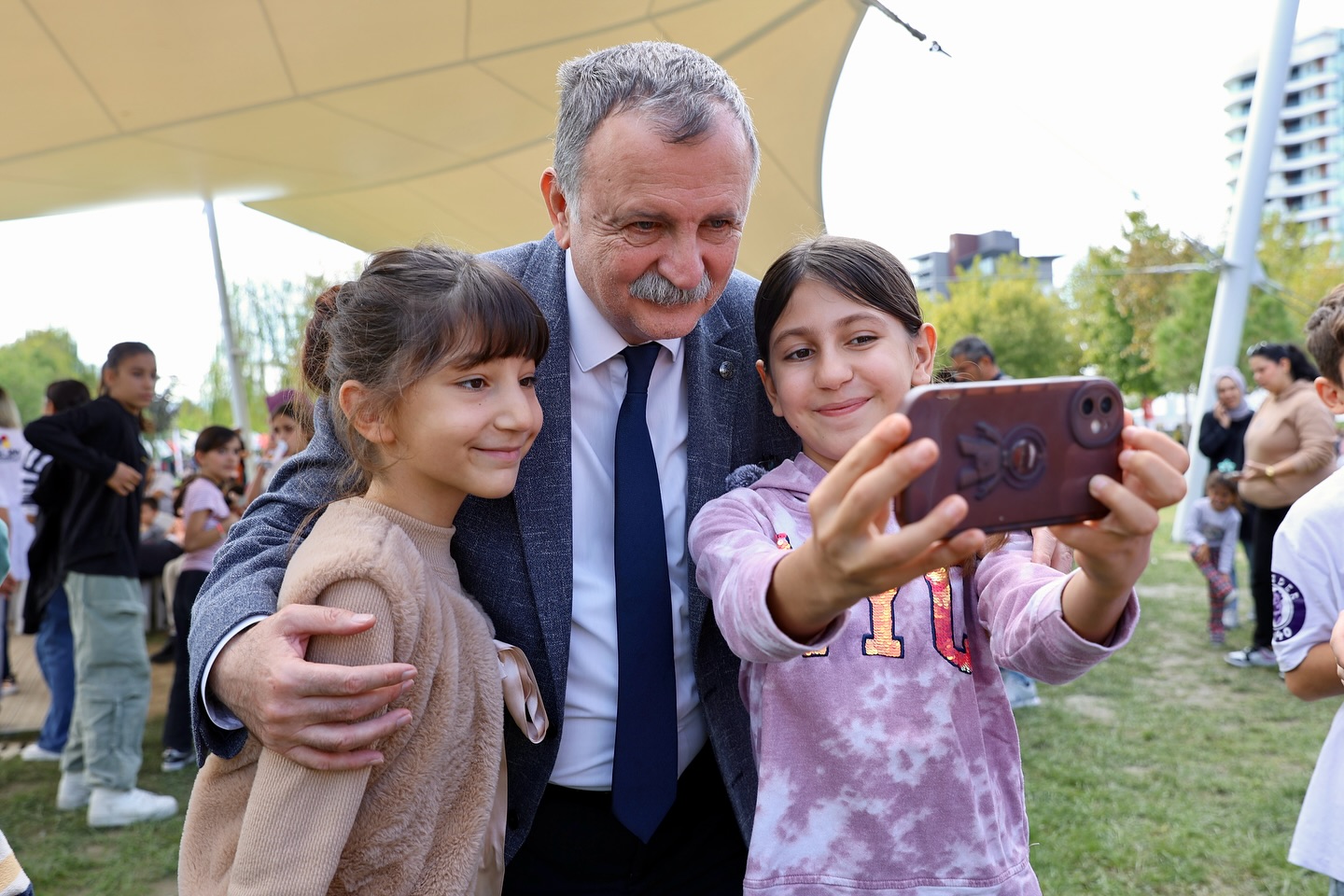 Manisa’da sıcak karşılaşma: Otostop çeken öğrencilere başkan sürprizi