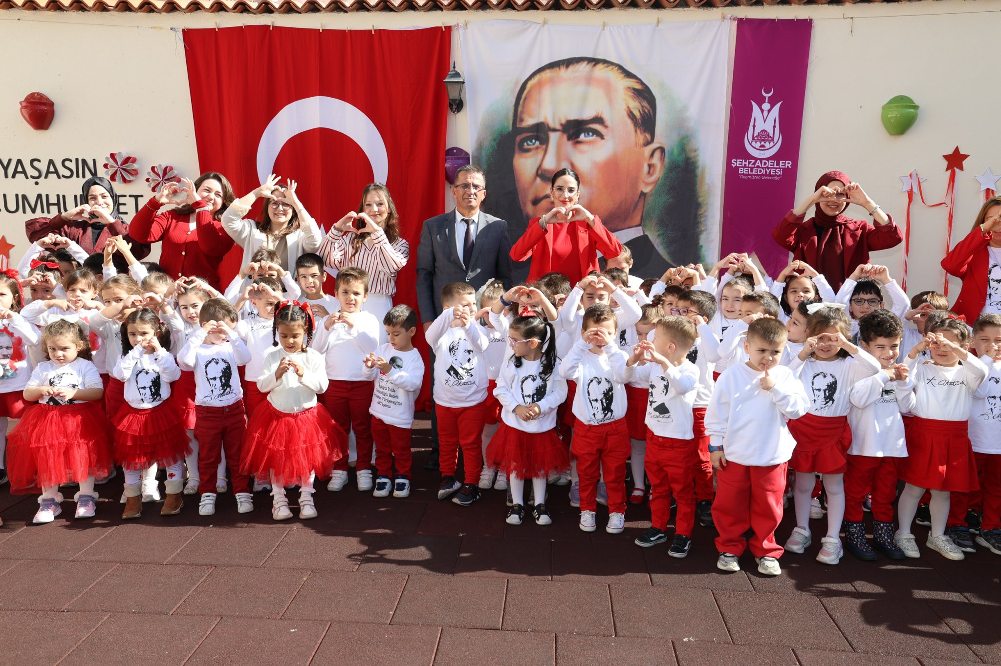 Manisa’da çocuk evlerinde Cumhuriyet coşkusu