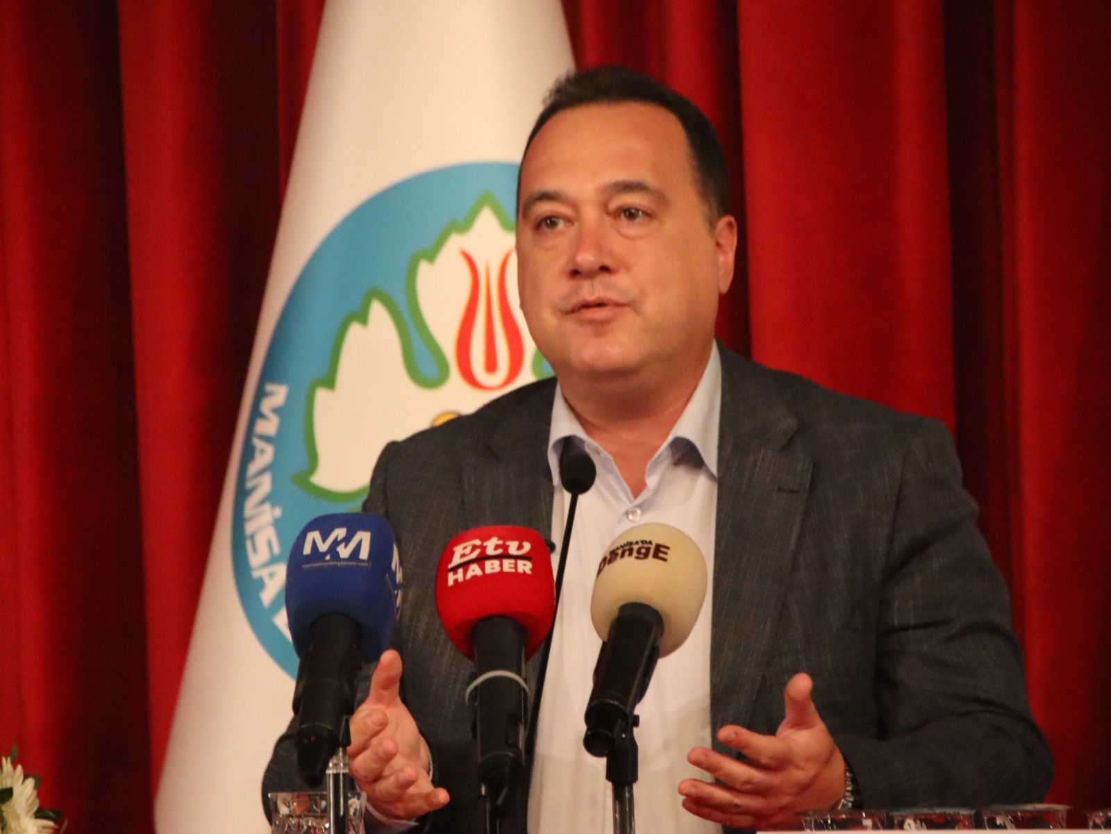 Manisa tiyatrosunda açılış coşkusu: Tiyatronun teması belli oldu!