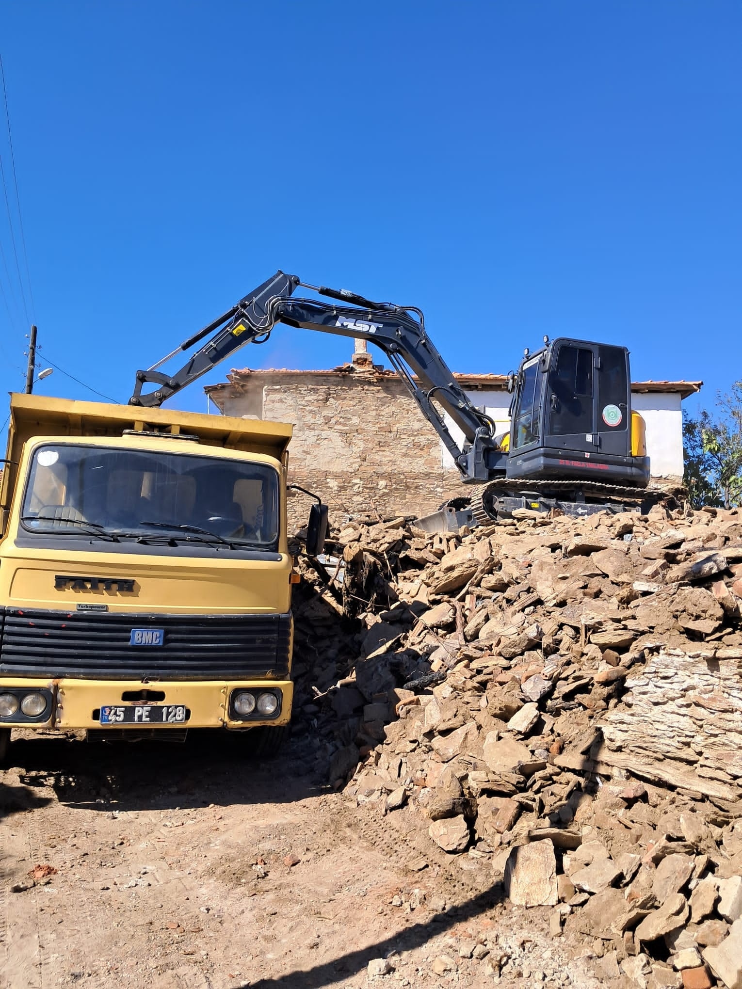 Manisa’da evi yanan aile için yeni başlangıç