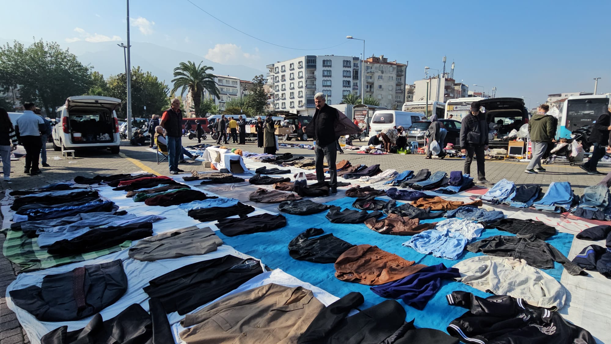 Manisa'da bu pazar her Cuma dolup taşıyor