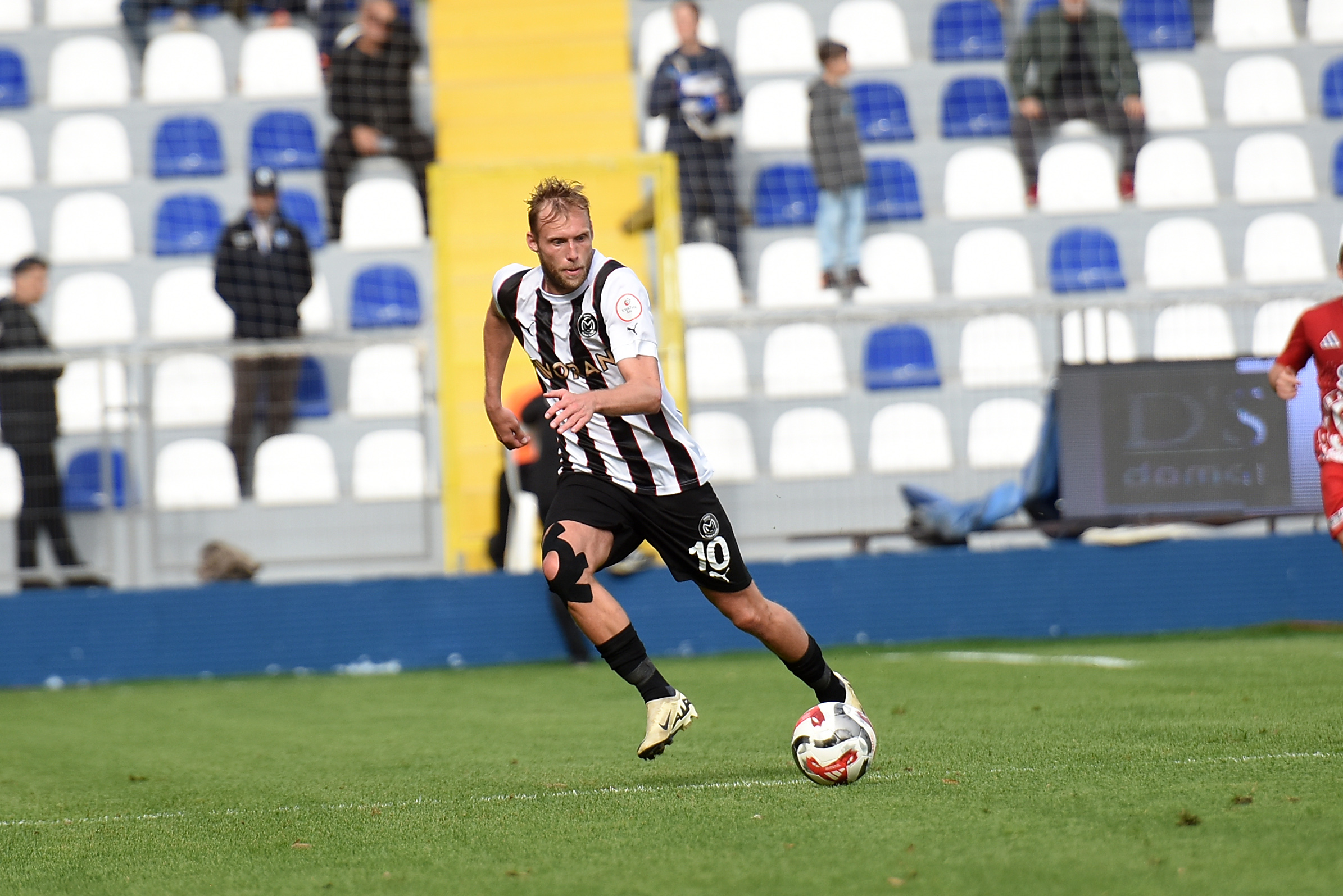 Manisa FK 10 kişi kaldığı maçta Sarıyerspor’la berabere kaldı