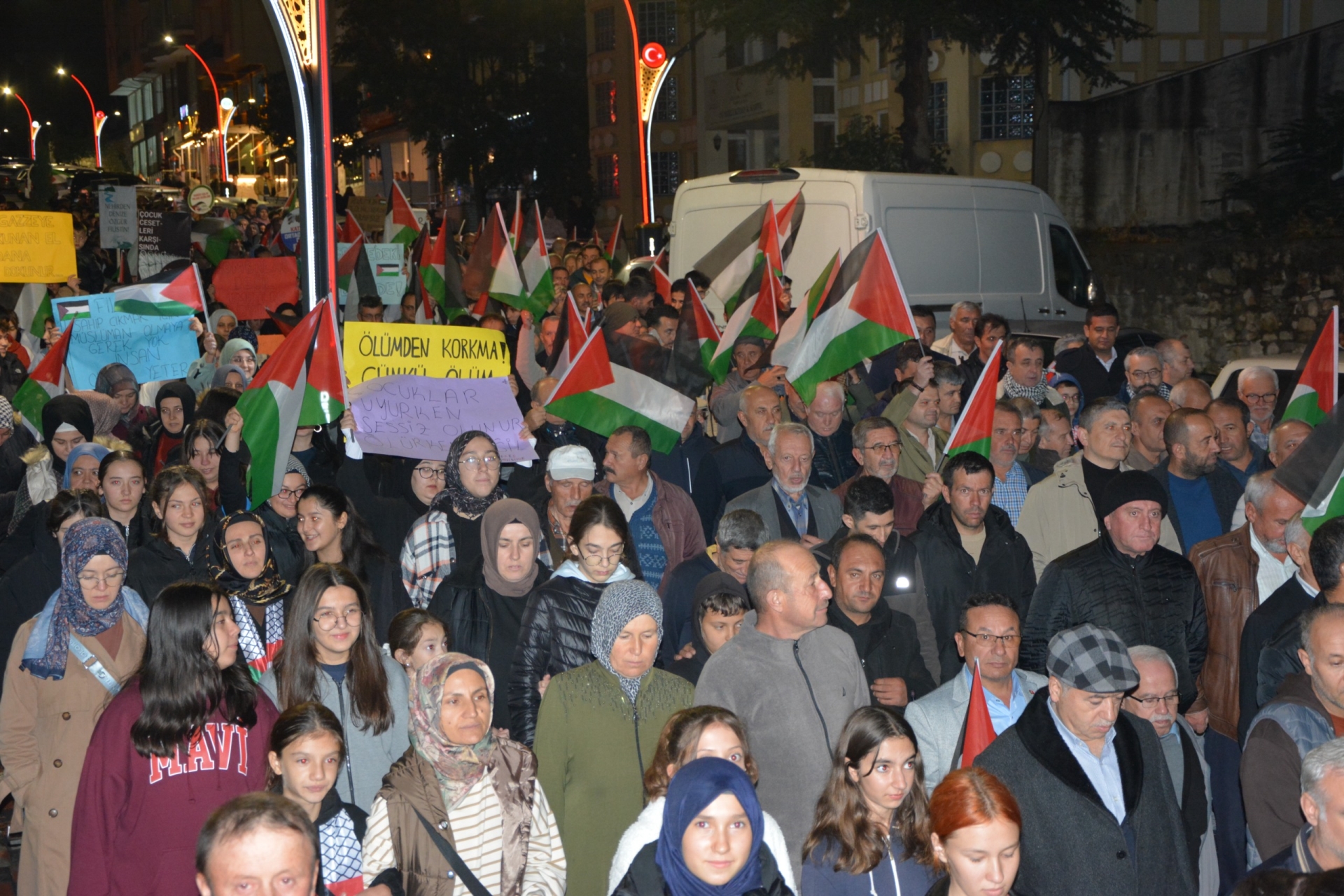 Manisa'nın ilçesinde de Gazze'ye destek yürüyüşü