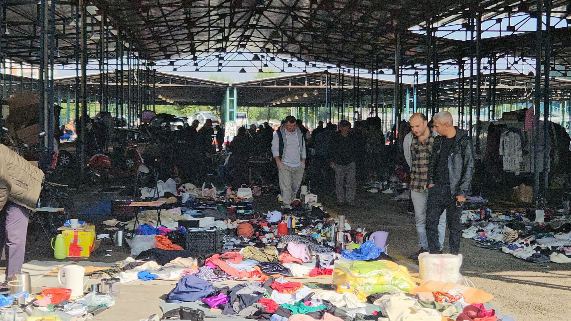 Manisa'da bu pazar her Cuma dolup taşıyor