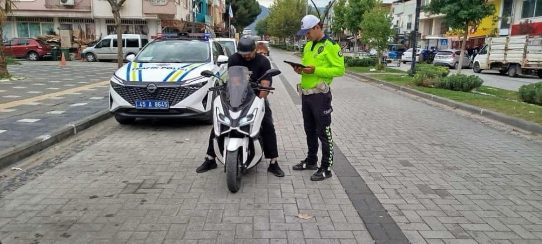 Manisa Emniyeti’nden motosiklet denetimi: 1,3 milyon lira ceza kesildi!