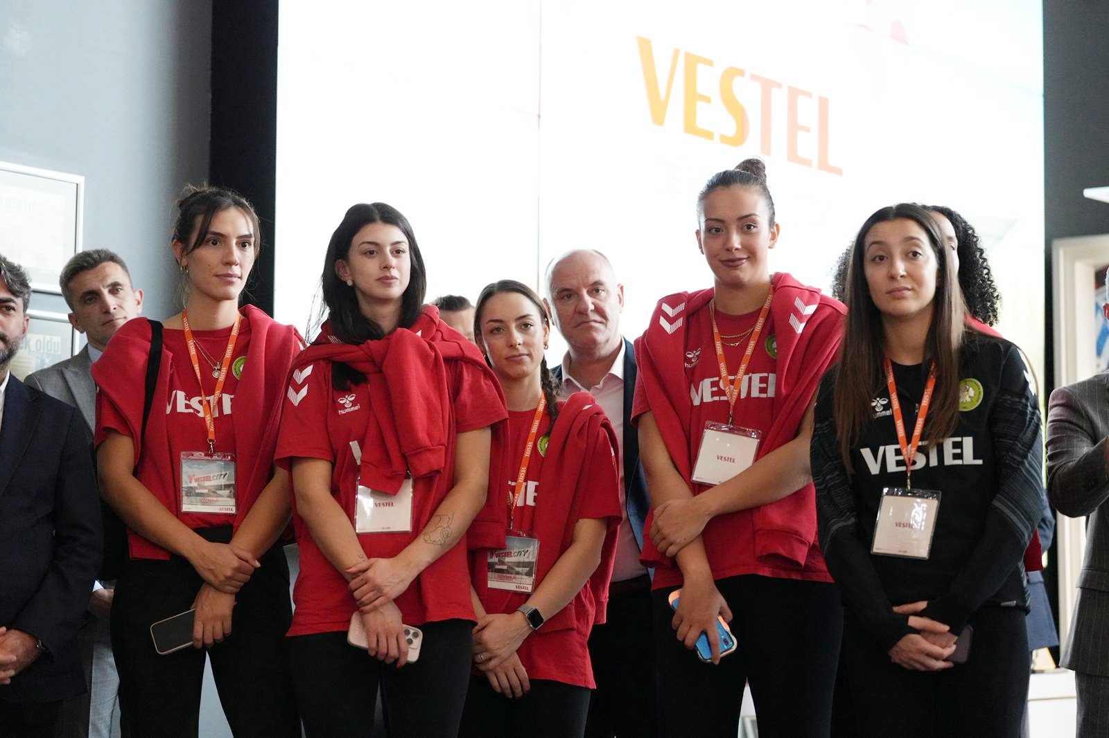 Manisa’nın gururlarından Vestel’e ziyaret: Başkan Dutlulu takıma destek verdi