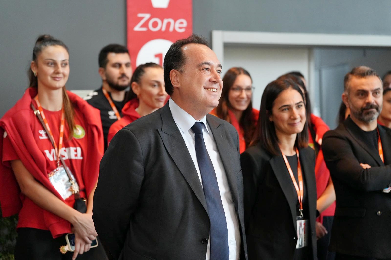 Manisa’nın gururlarından Vestel’e ziyaret: Başkan Dutlulu takıma destek verdi