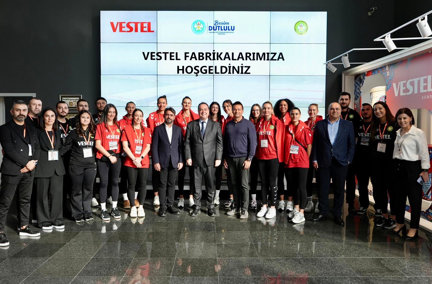 Manisa’nın gururlarından Vestel’e ziyaret: Başkan Dutlulu takıma destek verdi