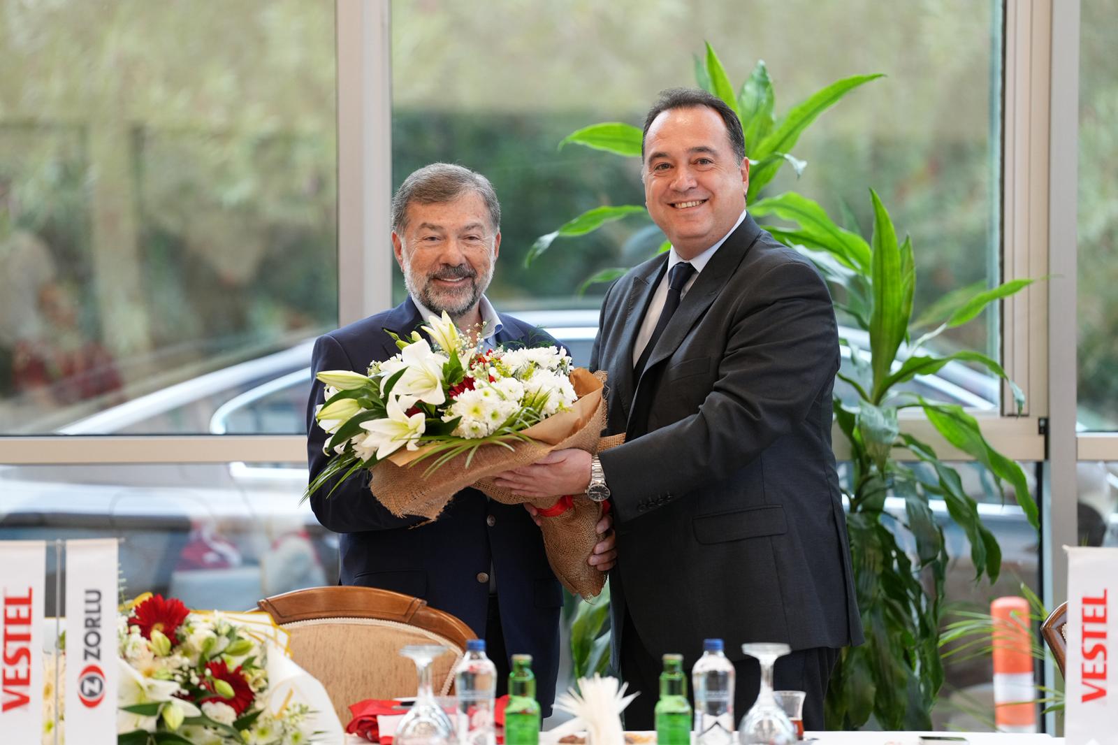 Manisa’nın gururlarından Vestel’e ziyaret: Başkan Dutlulu takıma destek verdi