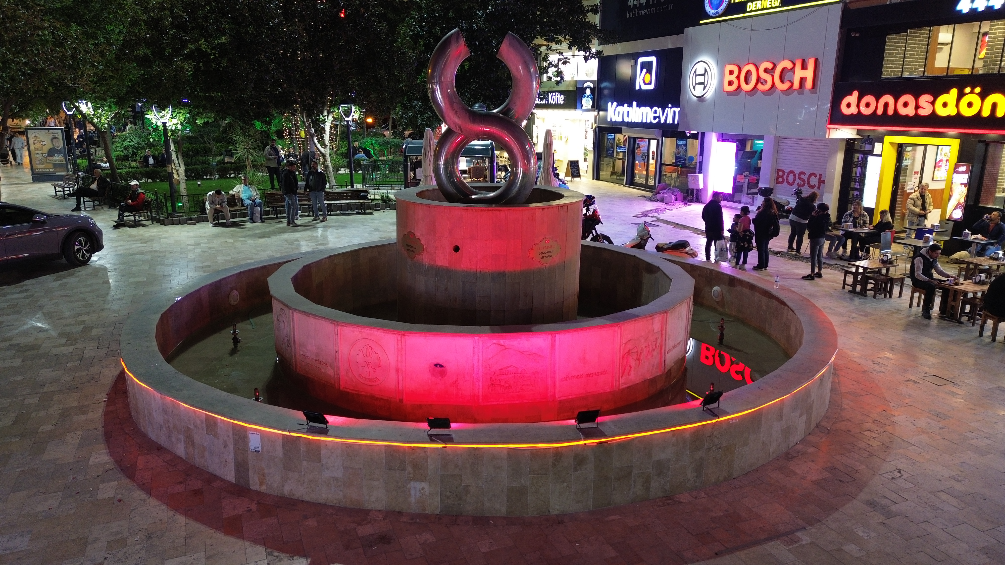 Manisa’da farkındalık devam ediyor: 8 Havuzu pembe ışığa büründü