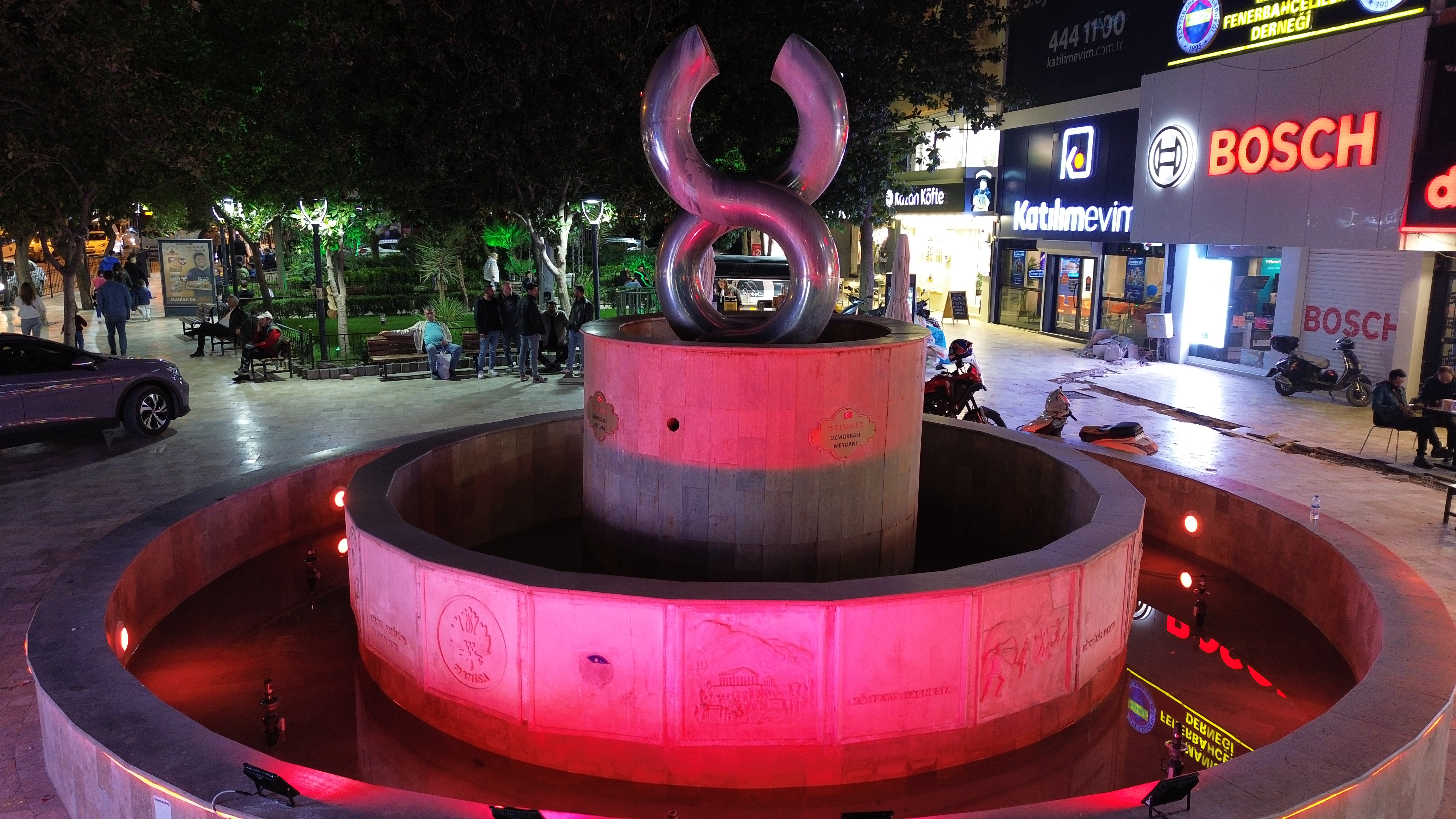 Manisa’da farkındalık devam ediyor: 8 Havuzu pembe ışığa büründü