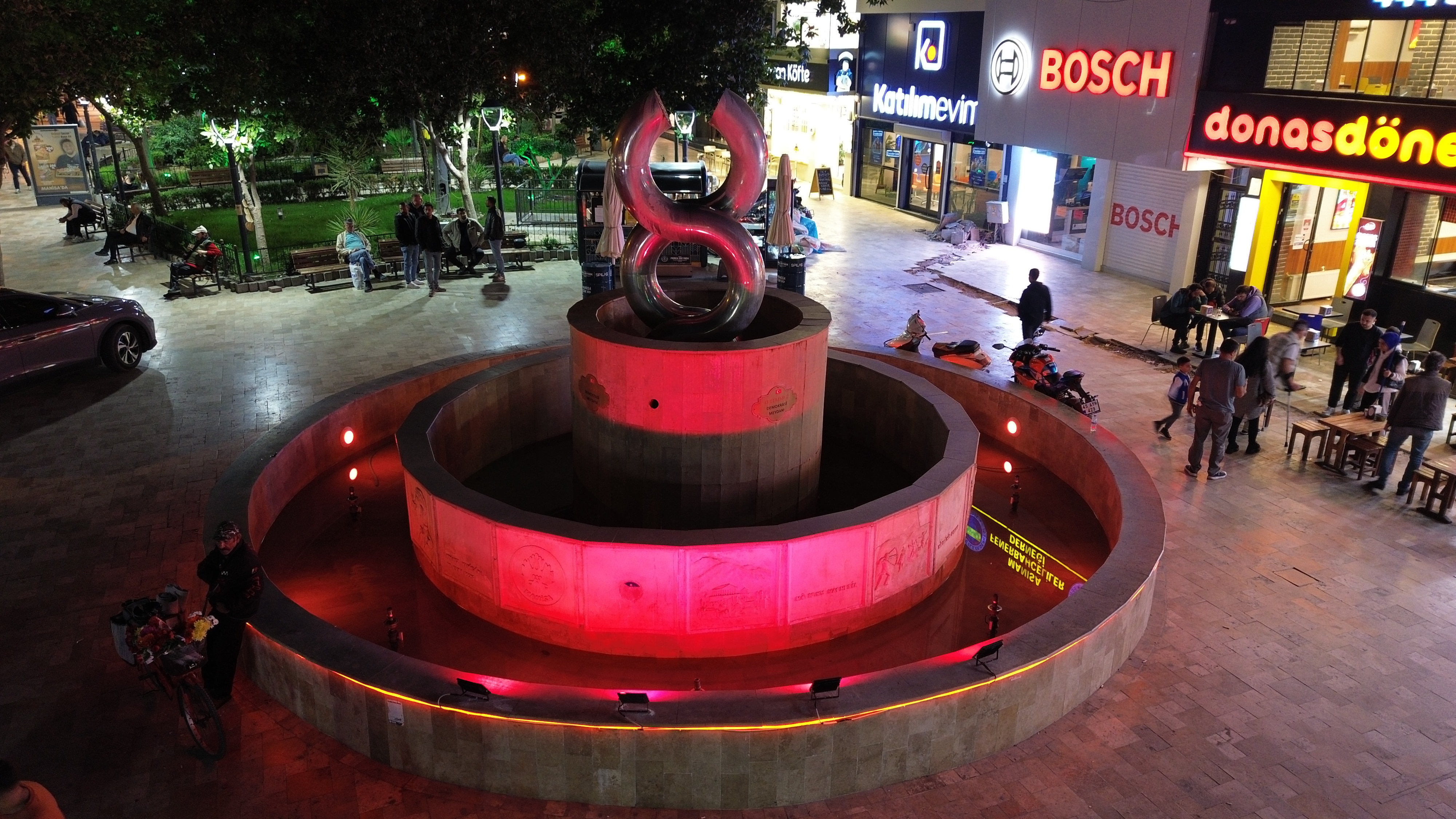 Manisa’da farkındalık devam ediyor: 8 Havuzu pembe ışığa büründü