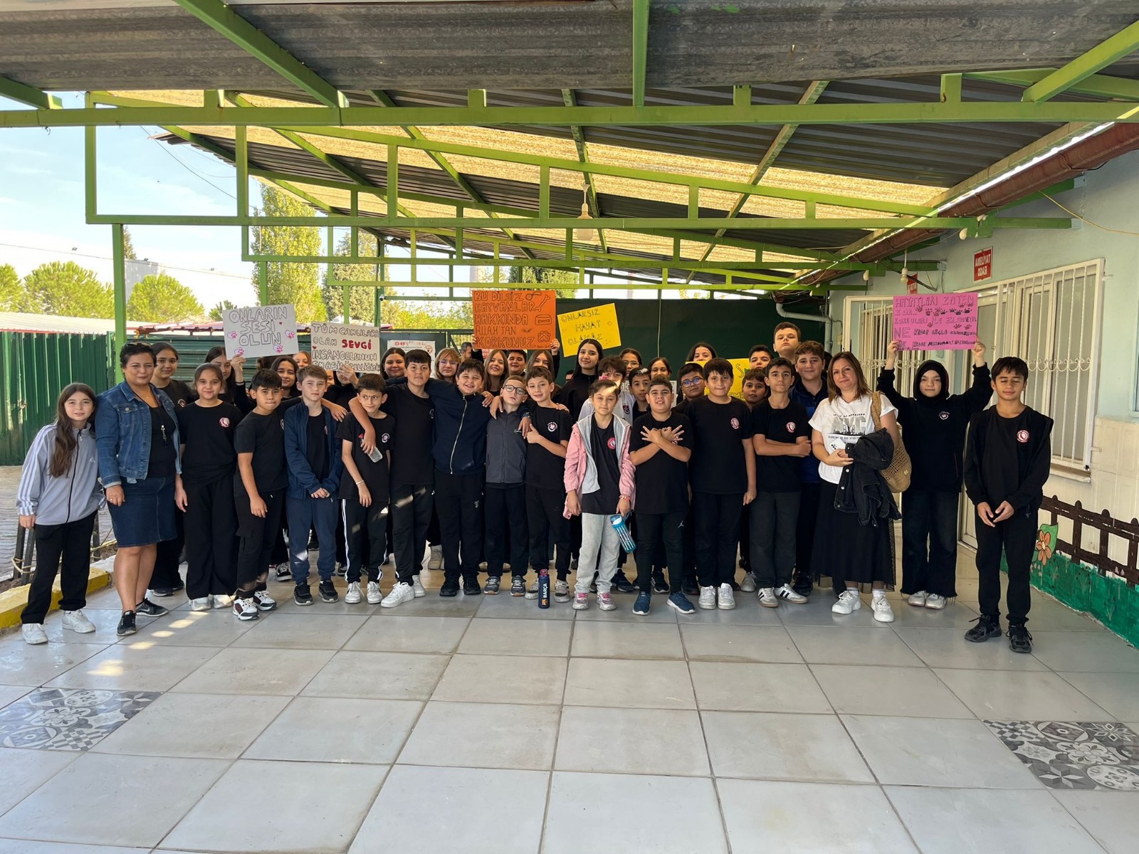 Manisa’da minik öğrenciler can dostlarıyla buluştu