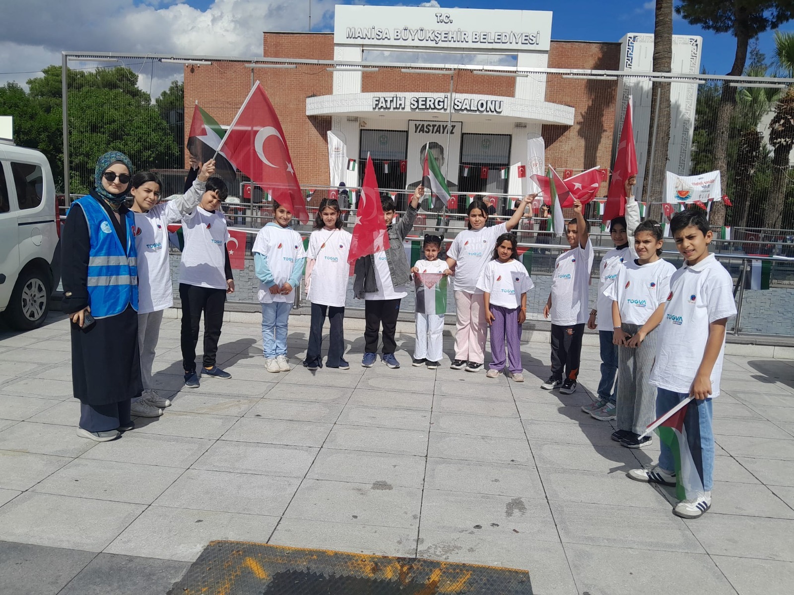 Manisa’da çocuklar Filistin için resim yaptı