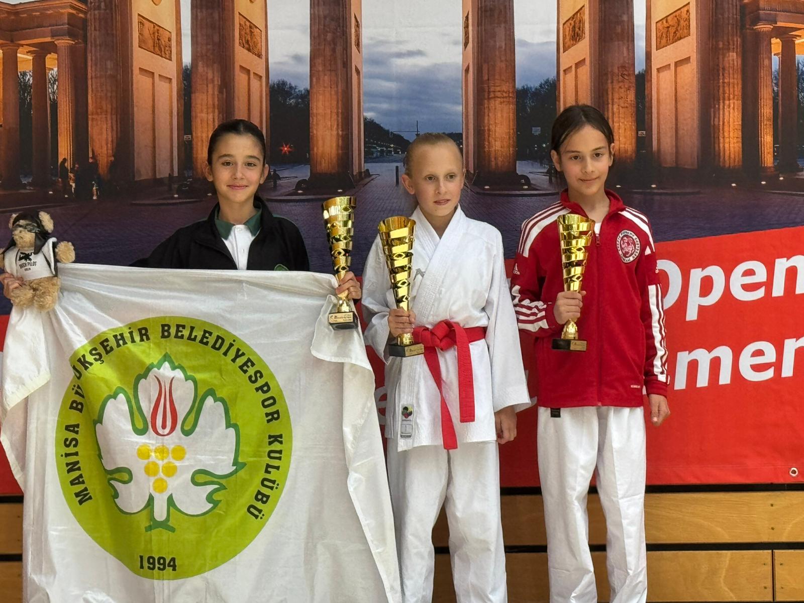 Manisalı karateciler Berlin’den madalyalarla döndü 