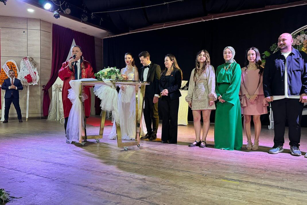 CHP Manisa'da Mutlu Gün: CHP Manisa Gençlik Kolları Başkanı Dünyaevine Girdi