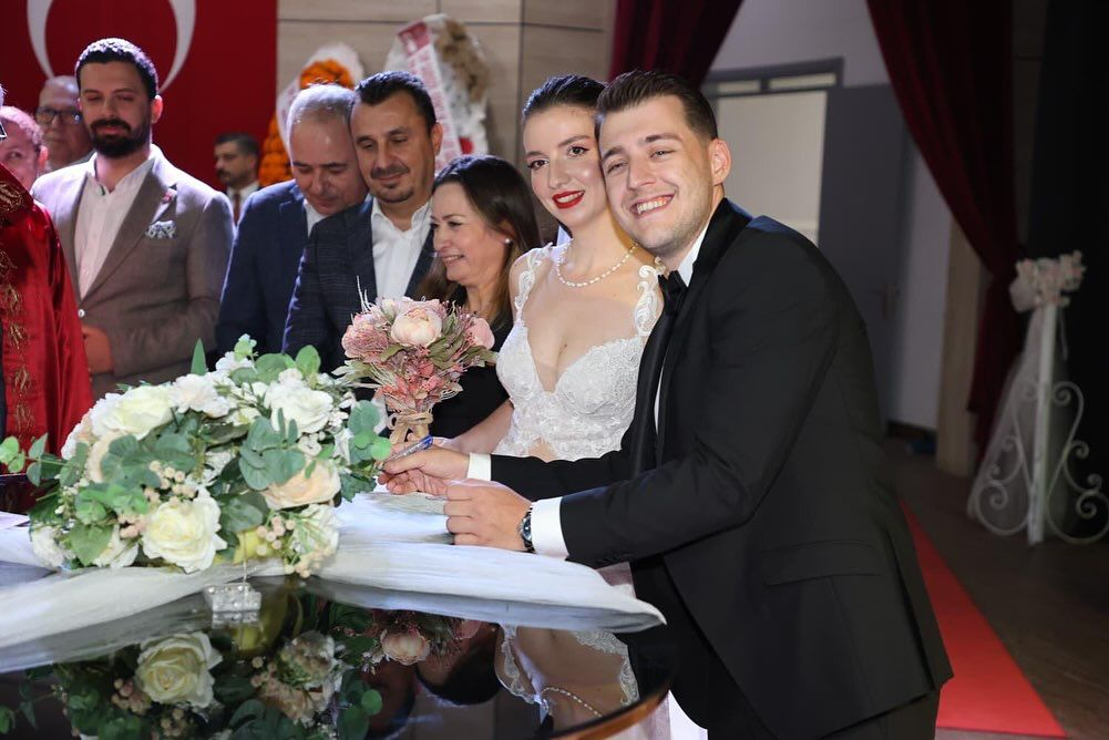 CHP Manisa'da Mutlu Gün: CHP Manisa Gençlik Kolları Başkanı Dünyaevine Girdi