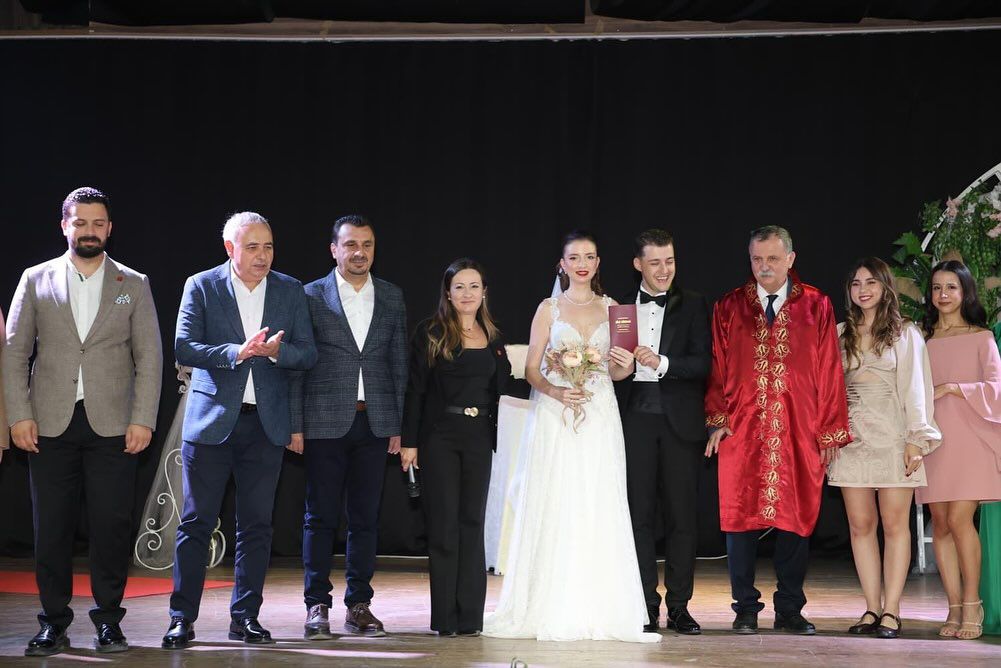 CHP Manisa'da Mutlu Gün: CHP Manisa Gençlik Kolları Başkanı Dünyaevine Girdi