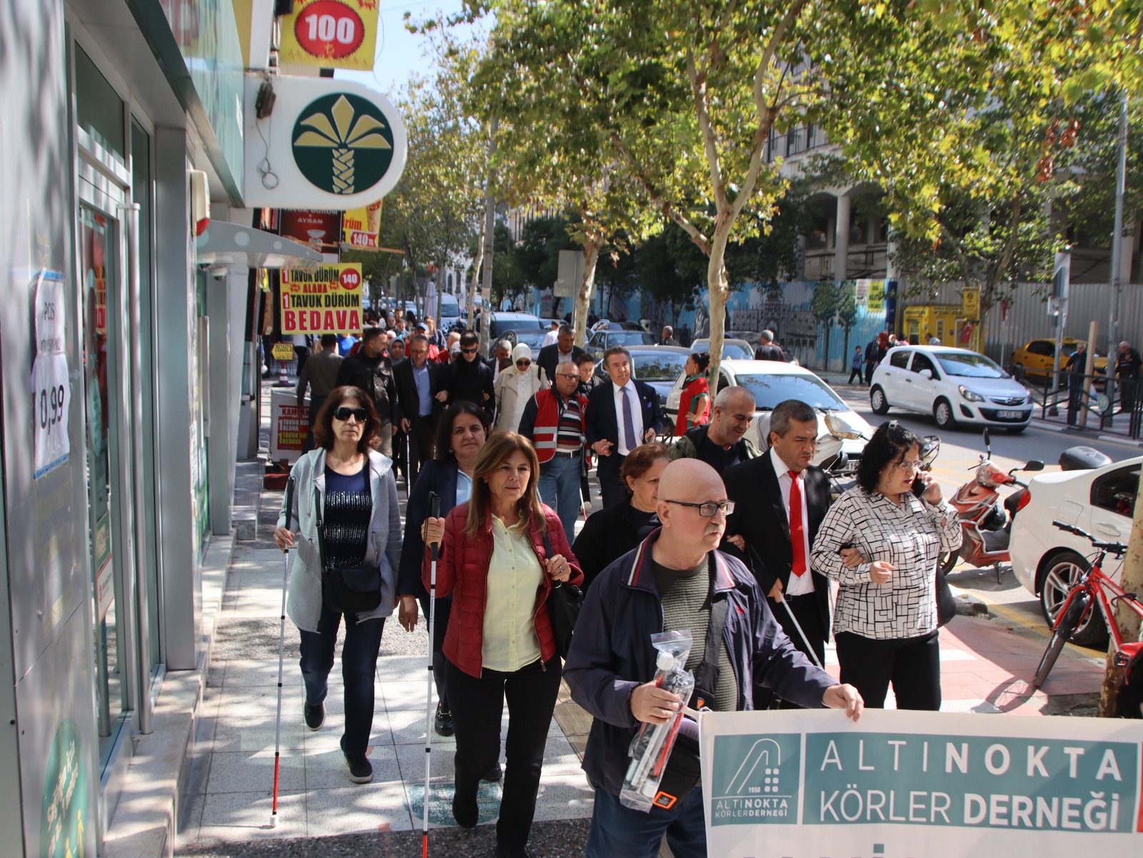 Manisa’da engel tanımayan adımlar: Beyaz bastonla farkındalık yürüyüşü