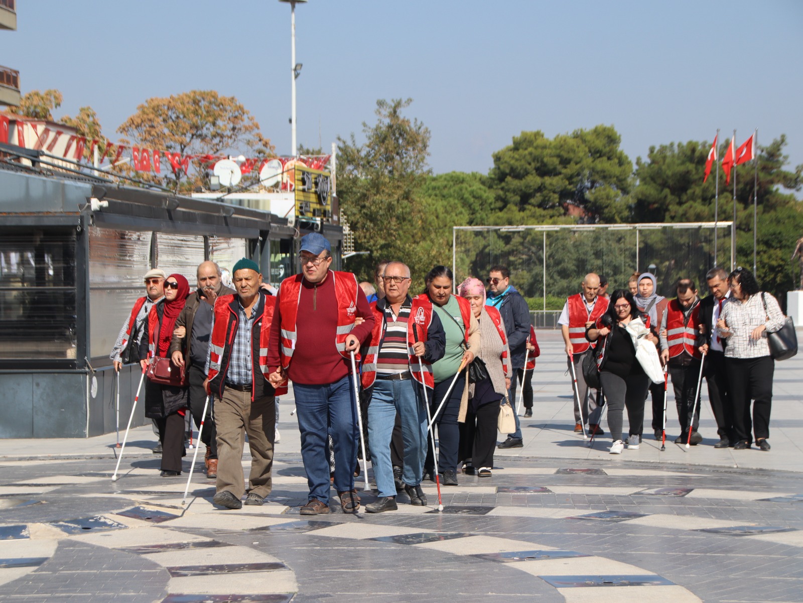Manisa’da engel tanımayan adımlar: Beyaz bastonla farkındalık yürüyüşü