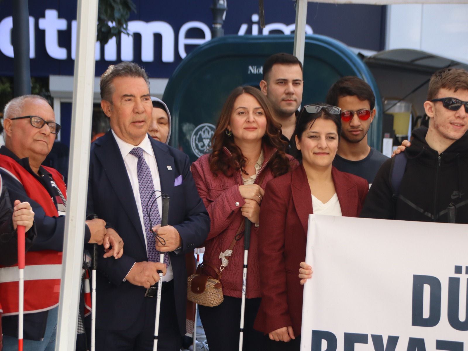Manisa’da engel tanımayan adımlar: Beyaz bastonla farkındalık yürüyüşü