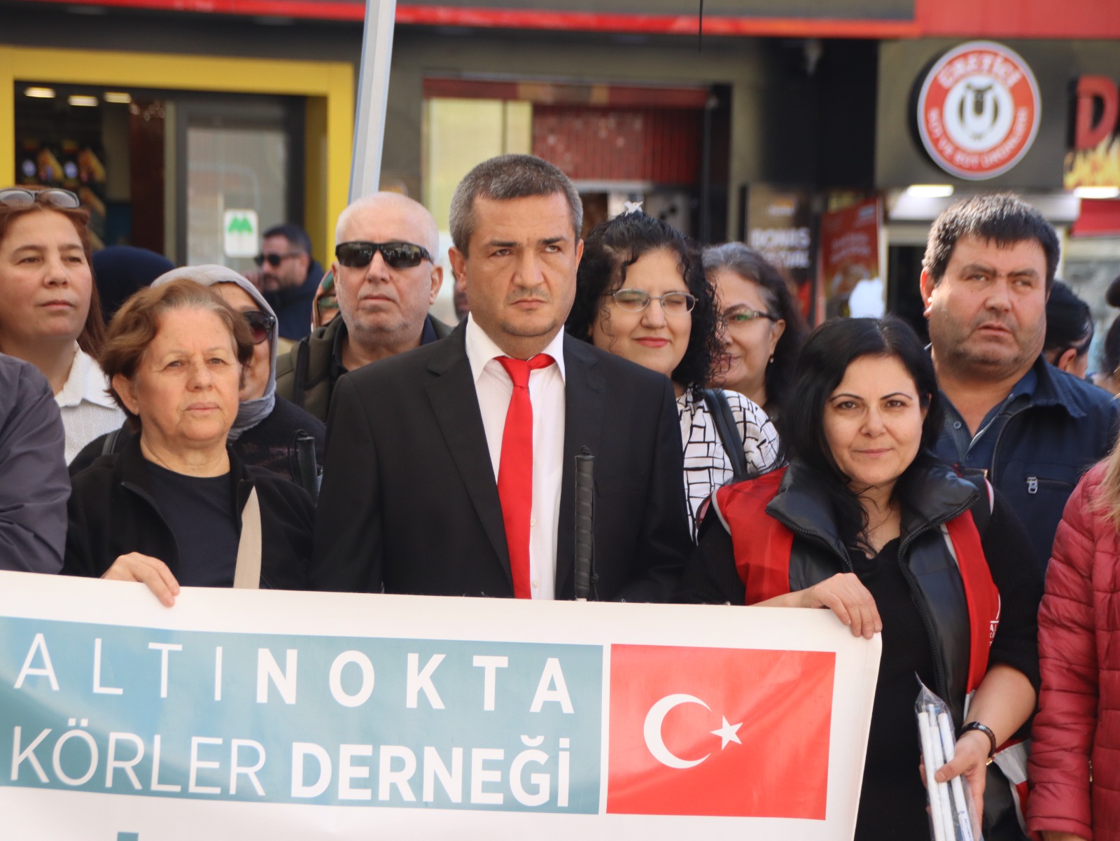 Manisa’da engel tanımayan adımlar: Beyaz bastonla farkındalık yürüyüşü