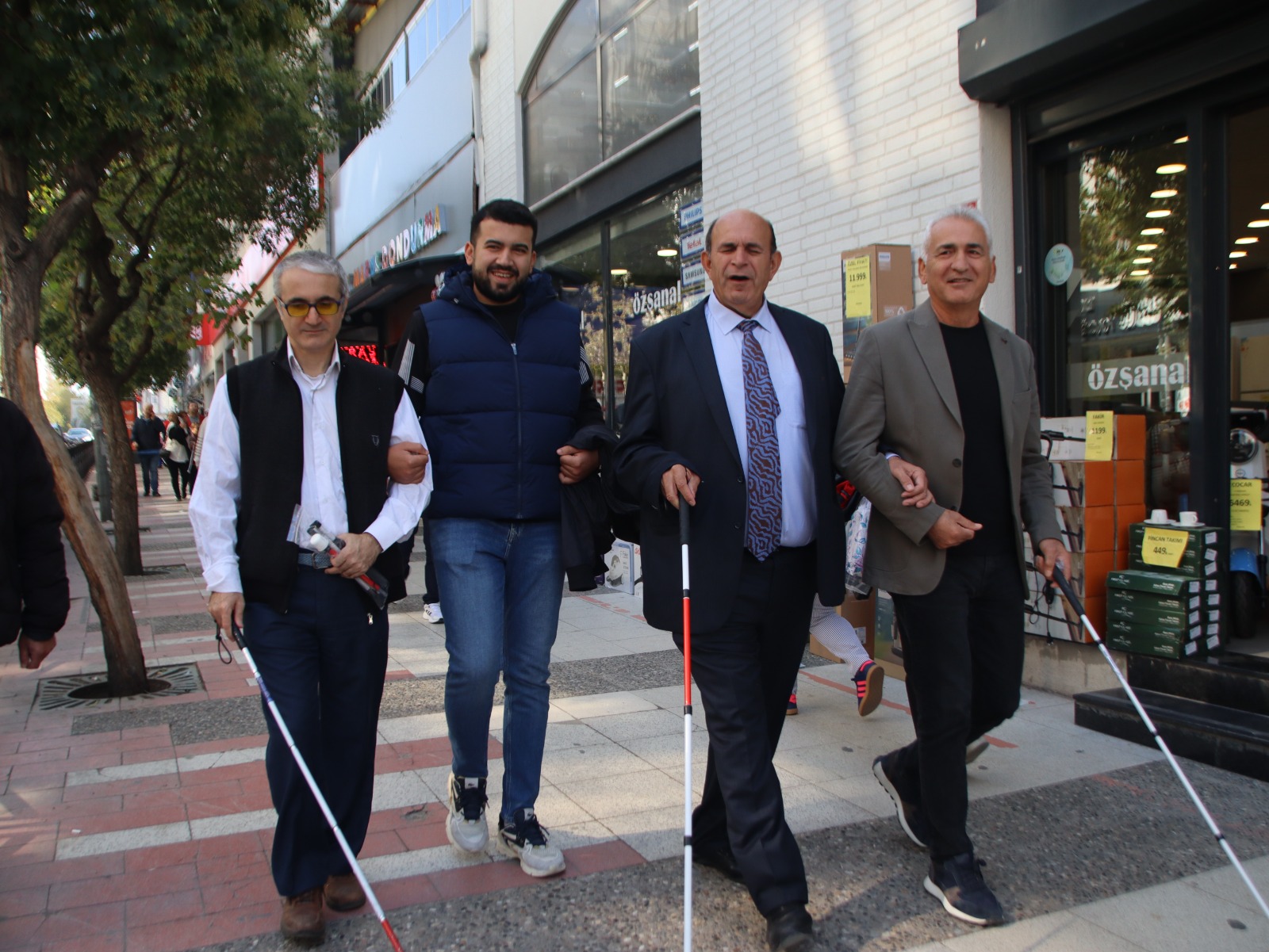 Manisa’da engel tanımayan adımlar: Beyaz bastonla farkındalık yürüyüşü