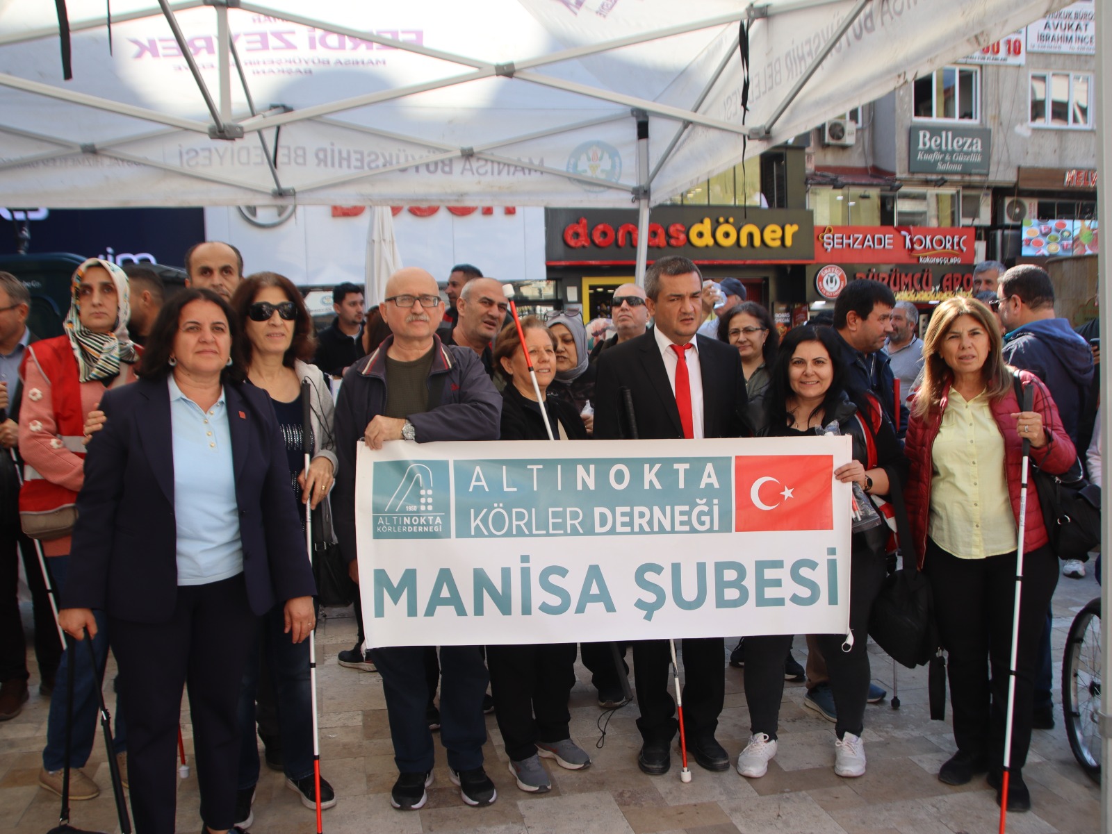 Manisa’da engel tanımayan adımlar: Beyaz bastonla farkındalık yürüyüşü