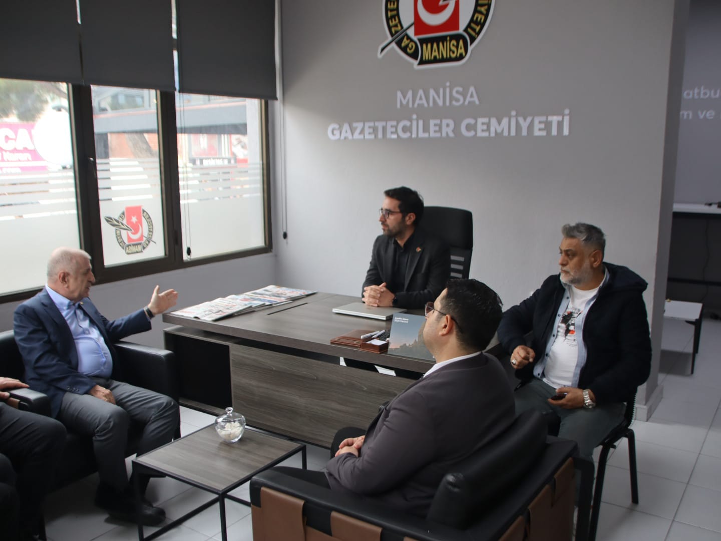 Zafer Partisi Genel Başkanı Ümit Özdağ Manisa Gazeteciler Cemiyeti’ni ziyaret etti