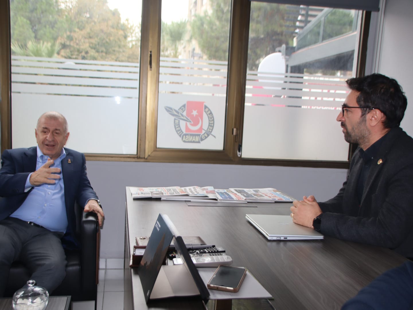 Zafer Partisi Genel Başkanı Ümit Özdağ Manisa Gazeteciler Cemiyeti’ni ziyaret etti
