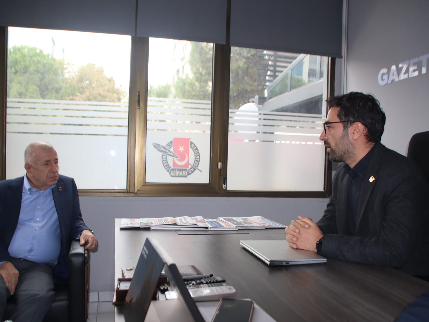Zafer Partisi Genel Başkanı Ümit Özdağ Manisa Gazeteciler Cemiyeti’ni ziyaret etti