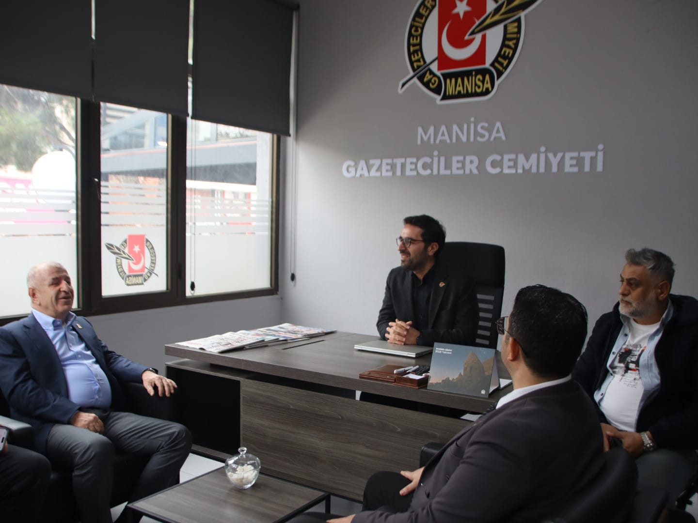 Zafer Partisi Genel Başkanı Ümit Özdağ Manisa Gazeteciler Cemiyeti’ni ziyaret etti