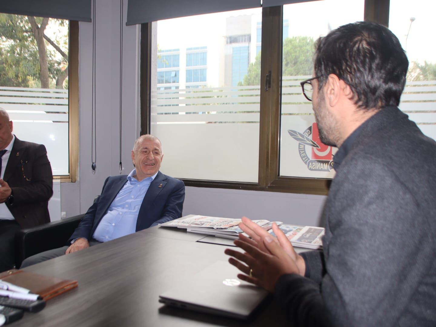 Zafer Partisi Genel Başkanı Ümit Özdağ Manisa Gazeteciler Cemiyeti’ni ziyaret etti