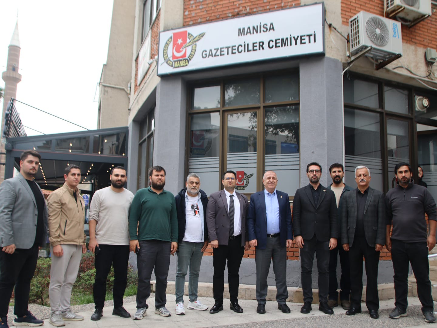 Zafer Partisi Genel Başkanı Ümit Özdağ Manisa Gazeteciler Cemiyeti’ni ziyaret etti