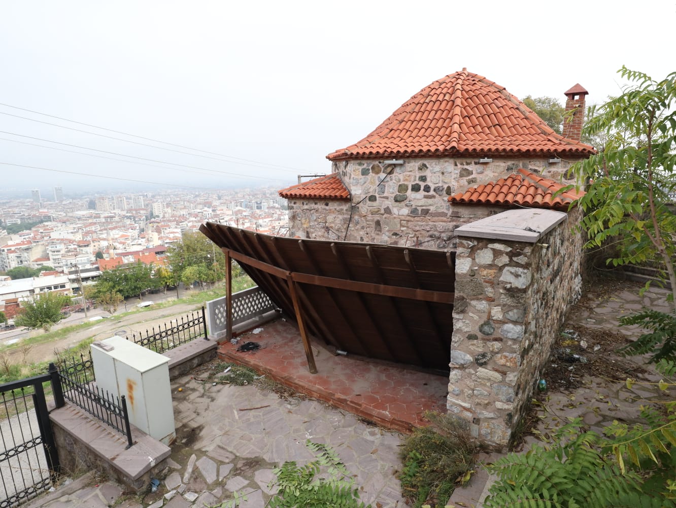 Manisa’da 700 yıllık benzersiz tarih çürüyor!