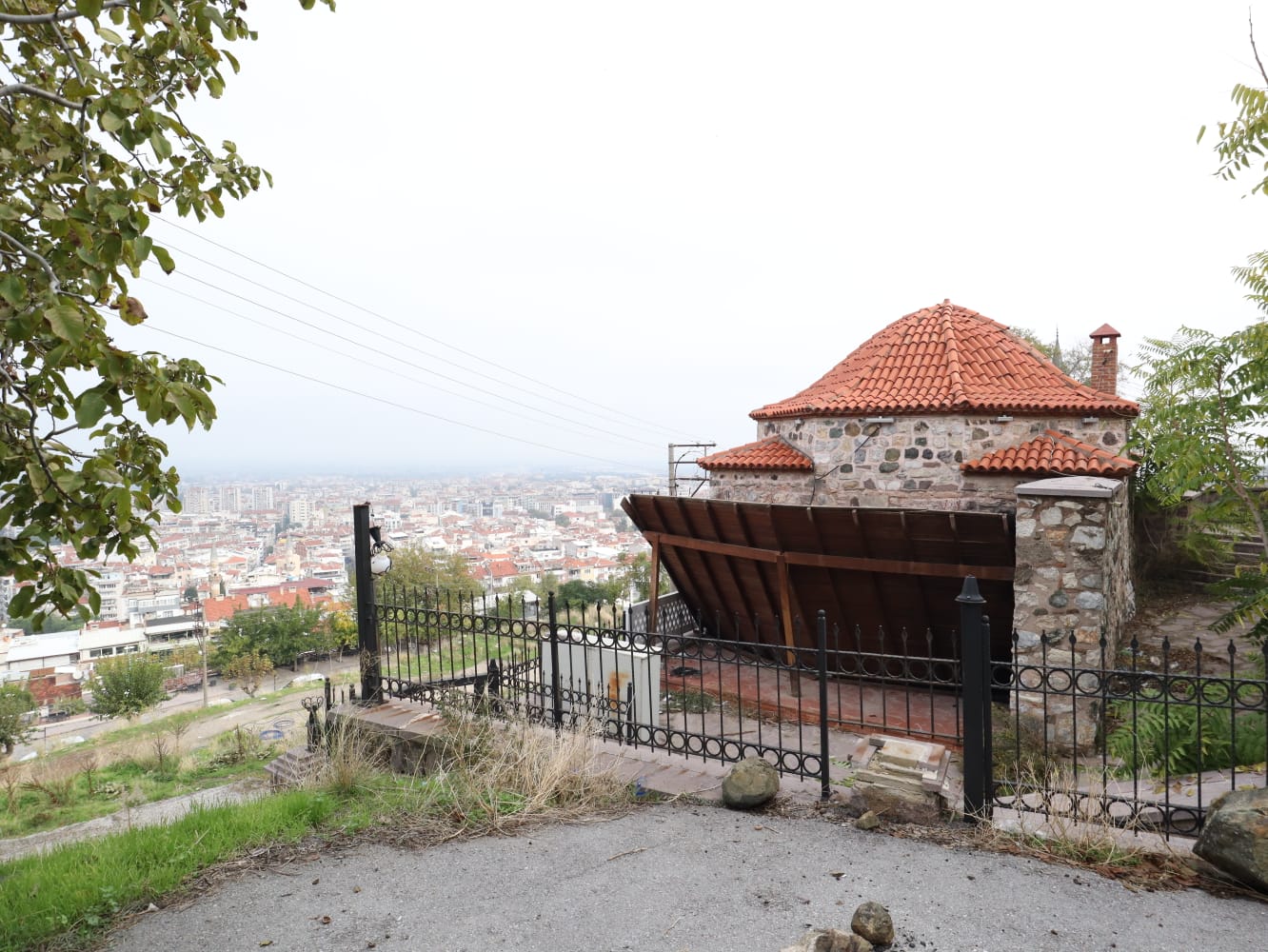 Manisa’da 700 yıllık benzersiz tarih çürüyor!