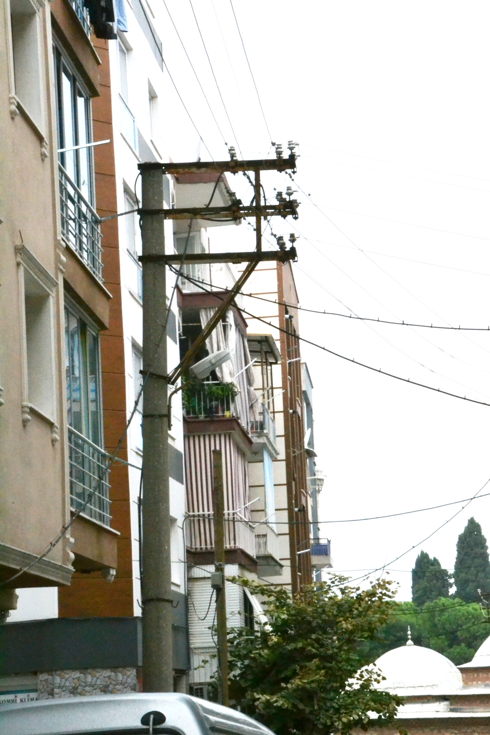 Manisa’da büyük tehlike: Elektrik telleri vatandaşları korkutuyor