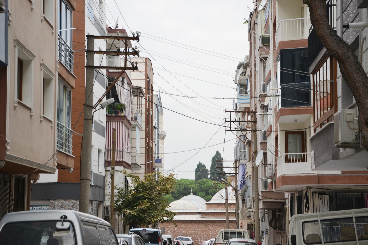 Manisa’da büyük tehlike: Elektrik telleri vatandaşları korkutuyor