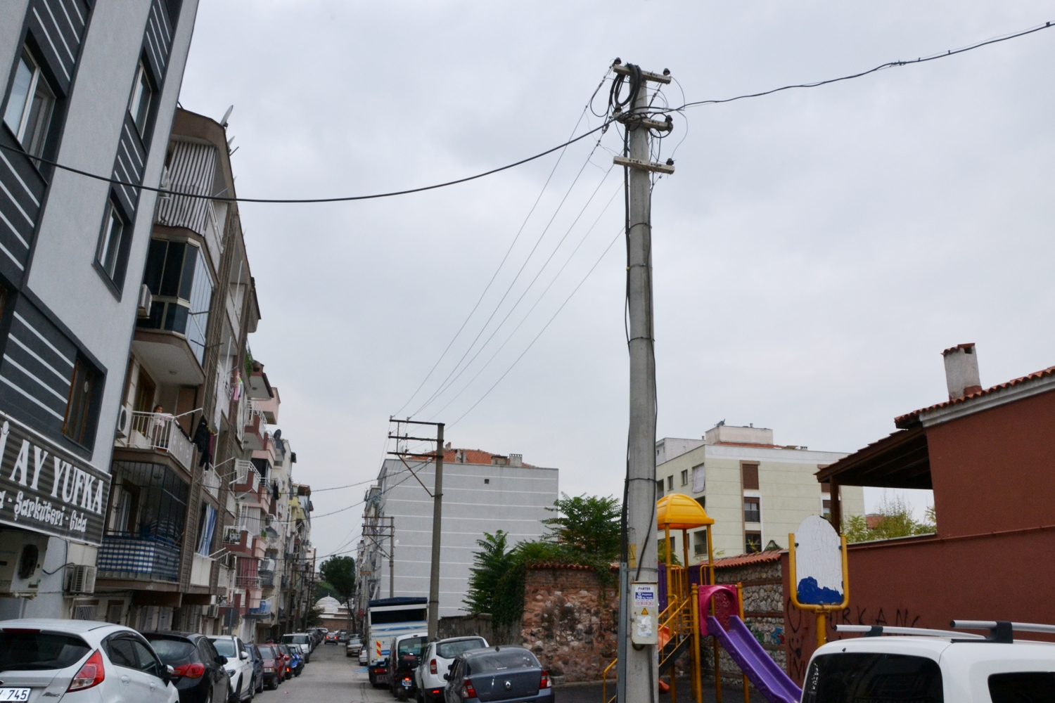 Manisa’da büyük tehlike: Elektrik telleri vatandaşları korkutuyor