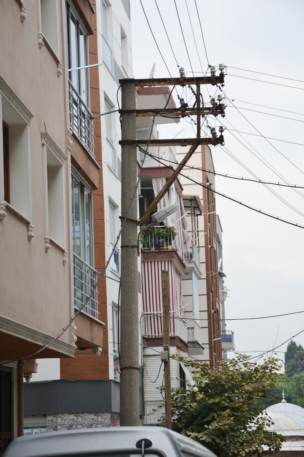 Manisa’da büyük tehlike: Elektrik telleri vatandaşları korkutuyor